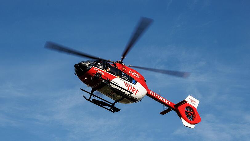 Ein Rettungshubschrauber setzt zur Landung an.