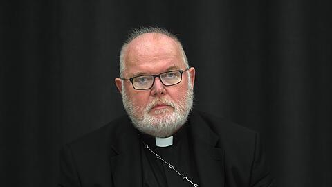Kardinal Reinhard Marx sitzt im Pfarrheim St. Nikolaus.