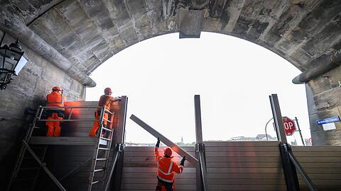 Mitarbeiter der technischen Dienste in Dresden bauen einen Schutz gegen das Hochwasser der Elbe auf.