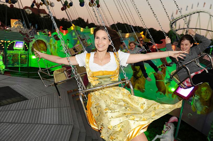 Promis auf dem Oktoberfest! Da geht dem Sportsfreund das Herzerl auf: Die Sportmoderatorinnen Britta Hofmann (Im Dirndl von Alpenprinzessin), Karolin Oltersdorf (Im Angermaier-Dirndl), Birgit Nössing (Das Dirndl) und Jessica Kastrop (Basler-Dirndl) zeigen ihre sexy Dirndl auf dem Oktoberfest. Die schönen Bilder.