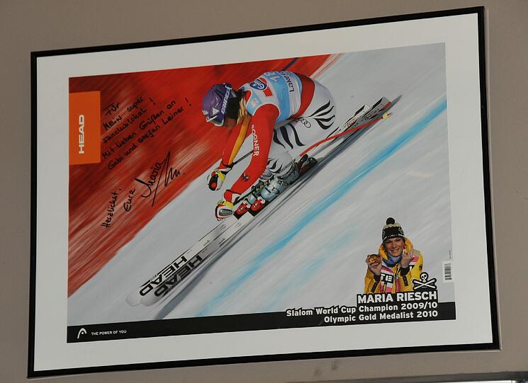 An der Wand im Bistro hängen zahlreiche Bilder und Erinnerungsstücke an die größten Erfolge von Maria Hofl-Riesch.
