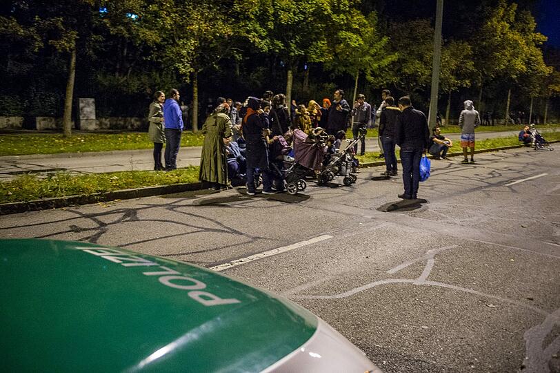 Am Donnerstagabend protestierten Asylbewerber vor der Bayernkaserne in Freimann. Die Bilder.