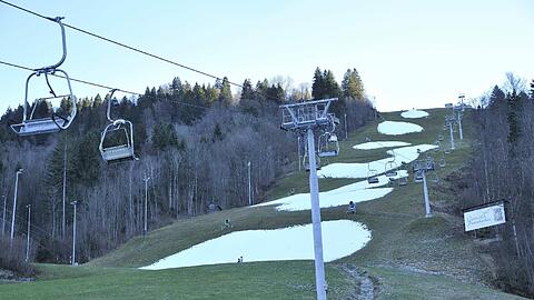 Trauriger Anblick: Der Gudiberg in Garmisch-Partenkirchen vor zwei Tagen. An Skifahren ist hier nicht zu denken.