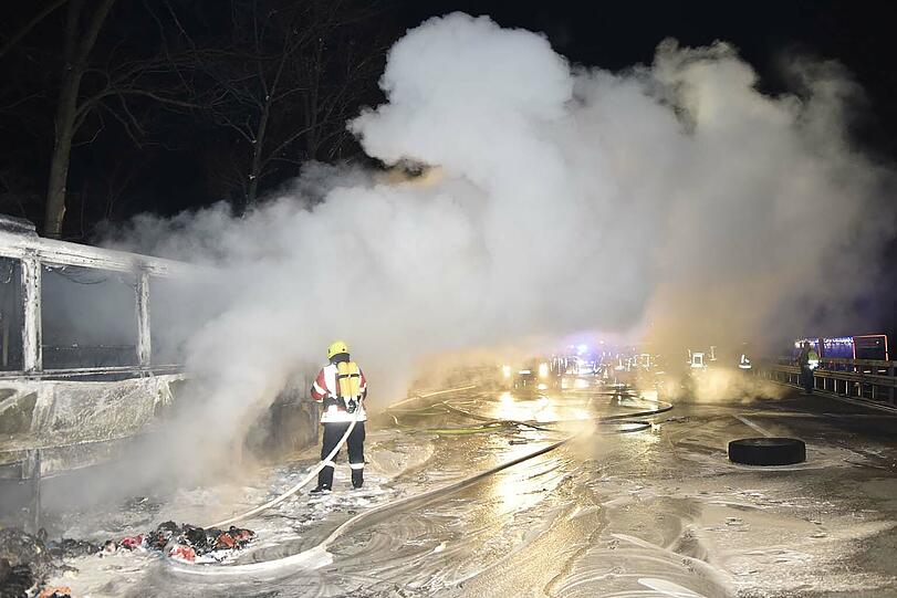 Am Mittwoch brannte auf der A8 bei Irschenberg ein Flüchtlingsbus komplett aus.