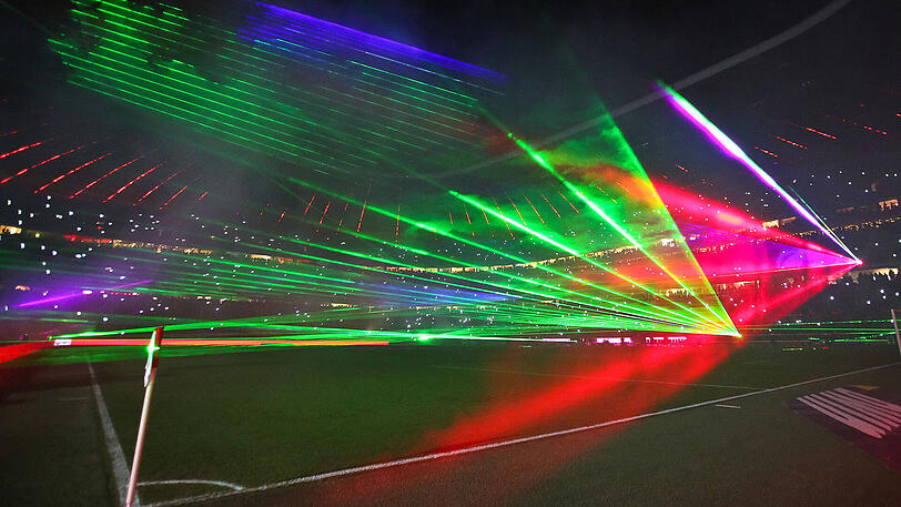 Dann wurde es ganz bunt. Mit Lasern, Nebeln und anderen Licht-Effekten wurden eindrucksvolle 3D-Bilder auf und um den Rasen gezeichnet.