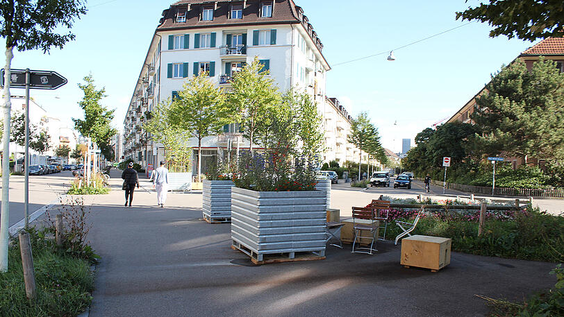 Beispiel Zürich: Stühle und Grün statt Wildparkerei.