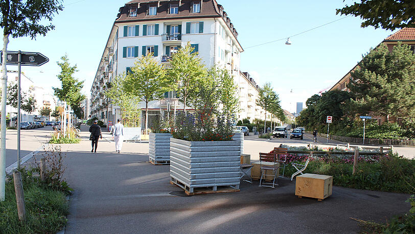 Beispiel Zürich: Stühle und Grün statt Wildparkerei. Beispiel Zürich: Stühle und Grün statt Wildparkerei.