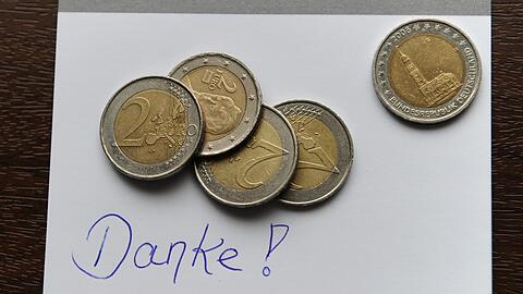 Sicherlich eine nette Geste, aber Müllmänner dürfen kein Trinkgeld annehmen. (Symbolbild)