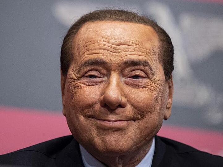 Silvio Berlusconi spendet zehn Millionen Euro.