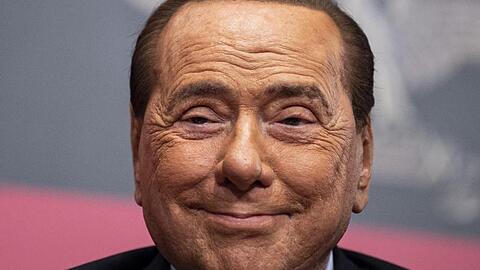 Silvio Berlusconi spendet zehn Millionen Euro.