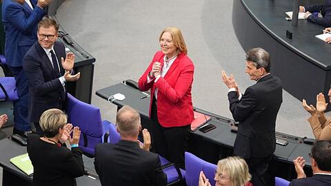 Bärbel Bas (M) freut sich über ihre Wahl zur Bundestagspräsidentin.