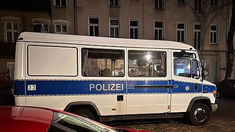 Einsatz am frühen Morgen: Ein Polizeiwagen in Berlin-Friedrichshain.