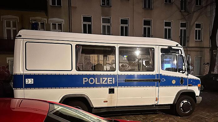 Einsatz am frühen Morgen: Ein Polizeiwagen in Berlin-Friedrichshain.