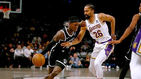 Dennis Schröder (l) hat mit den Brooklyn Nets nur noch theoretische Chancen auf die Playoffs.