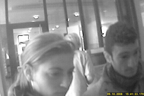 Wer kennt das Gauner-Paar? Hier filmte die Überwachungskamera in Bamberg das Duo, kurz nachdem es eine Seniorin bestohlen hatte.