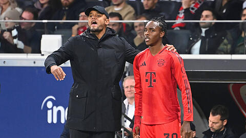 Mathys Tel (r.) hat unter Trainer Vincent Kompany bislang noch einen schweren Stand.