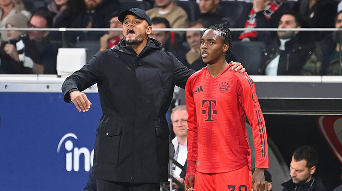 Mathys Tel (r.) hat unter Trainer Vincent Kompany bislang noch einen schweren Stand.