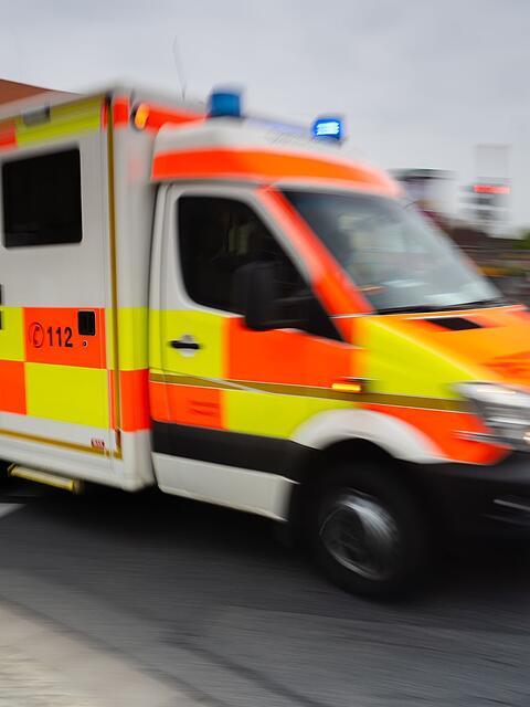 Der schwerverletzte 17-Jährige wurde im Krankenhaus notoperiert. (Symbolbild)