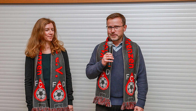 Angela von Müffling-Tietscher und Matthias Walter stellten in passender Kleidung ihren Verein vor: den FC Diabetes. Angela von Müffling-Tietscher und Matthias Walter stellten in passender Kleidung ihren Verein vor: den FC Diabetes.