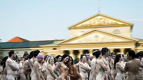 Über 1000 Nackte vor der Münchner Oper: Was in dieser Montage echt schräg aussieht, soll zu den Opernfestspielen Wirklichkeit werden. Spencer Tunick hat schon öfter nackte Menschen an berühmten Orten fotografiert. Einfach weiterklicken...