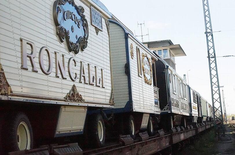 Anreise per Bahn: Der Zirkus Roncalli gibt ein Gastspiel in München.