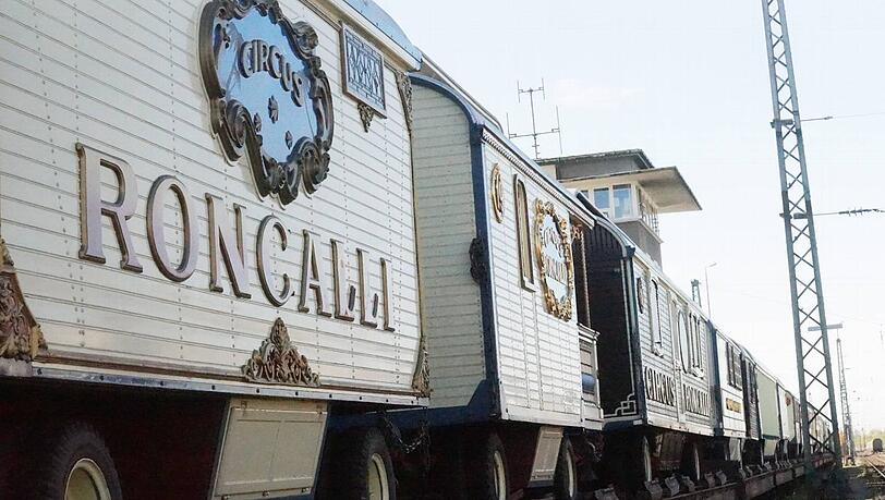 Anreise per Bahn: Der Zirkus Roncalli gibt ein Gastspiel in München. Anreise per Bahn: Der Zirkus Roncalli gibt ein Gastspiel in München.