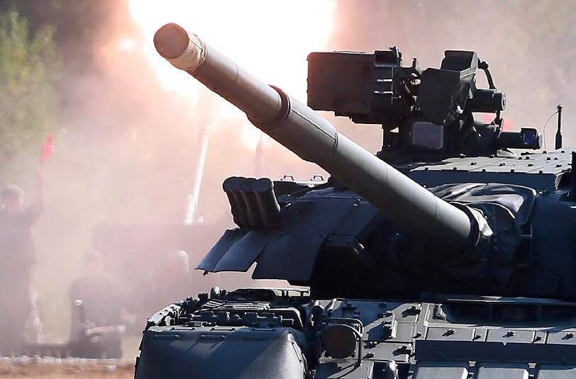 Russische Kampfpanzer sind nach Angaben der ukrainischen Regierung weiter auf dem Vormarsch in die Ukraine.