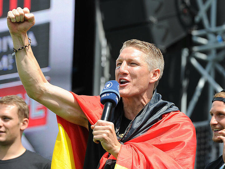 Bastian Schweinsteiger feiert nach dem Gewinn der WM ausgelassen in Berlin
