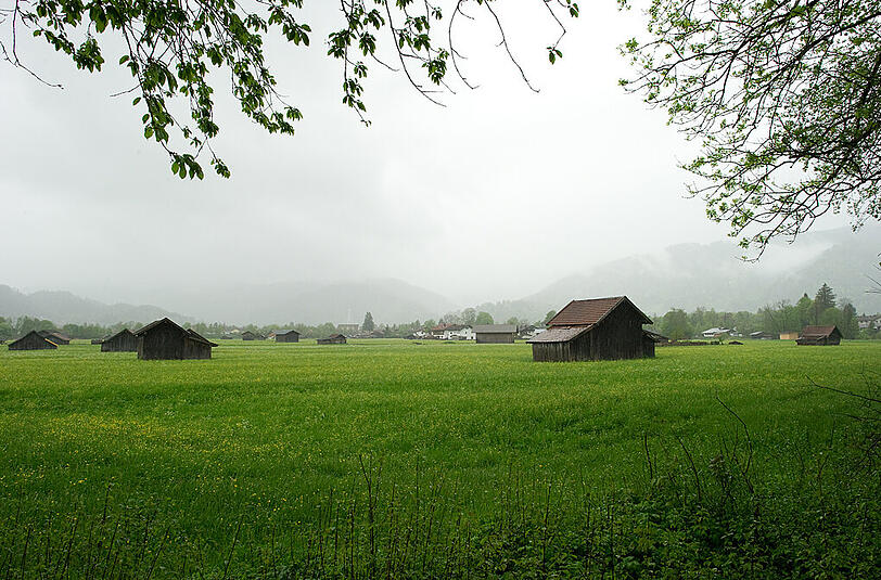 Tagelang hatte es Streit um diese Wiese an der Loisach in Garmisch-Partenkirchen gegeben. Dann hat das Amtsgericht München entschieden: Das Protestcamp darf errichtet werden.