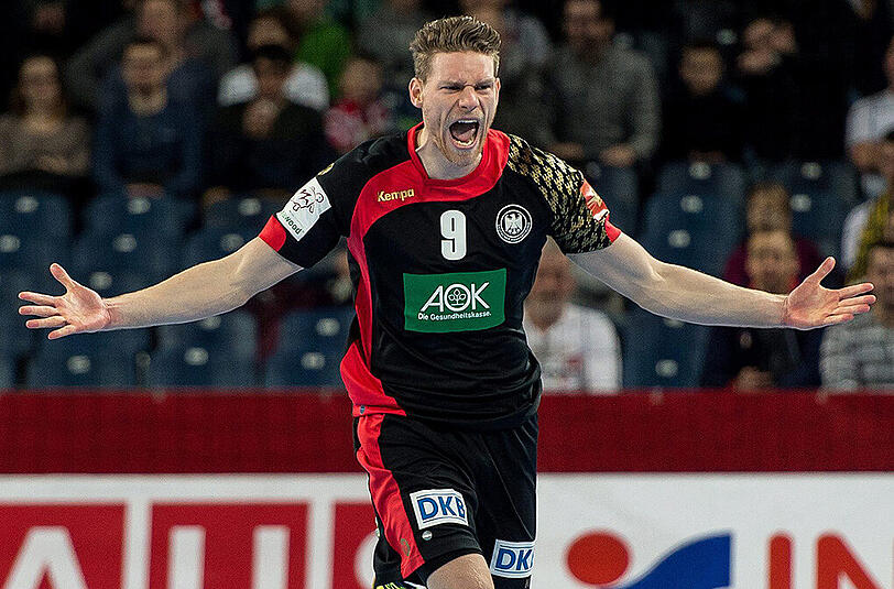 Tobias Reichmann (27, Rechtsaußen): "Er spielt bei Kielce und ist unser Polen-Experte und damit auch mein Ansprechpartner, wenn es ums Dolmetschen geht. Sportlich ist er unser Sprungwunder, springt aus dem Stand gefühlt zwei Meter hoch - so etwas habe ich selten gesehen. Wenn ein Außenspieler im Wurf noch einmal antäuschen kann und erst beim zweiten Durchziehen aufs Tor wirft, spricht das für seine Sprungkraft. Zudem ist er Mister 100 Prozent vom Siebenmeterpunkt. Wirft in Kielce keine Siebenmeter, kommt dann hierher und haut dann die Dinger rein. Solche Typen brauchen wir und bringen die Mannschaft weiter."