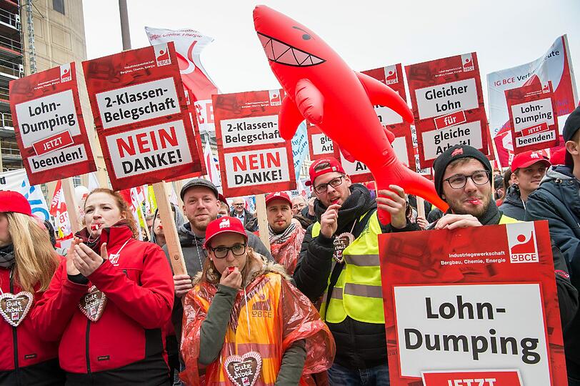 Am Marienplatz demonstrierten rund hundert Menschen mit Fahnen und Plakaten gegen Missbrauch von Leiharbeit und Werkverträgen.