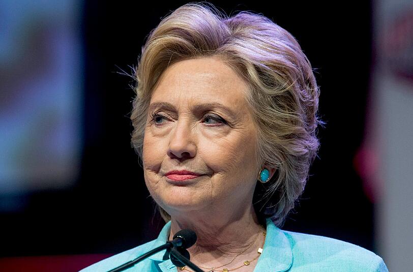 Hillay Clinton will nach ihrem vorzeitigen Verlassen der Gedenkfeier zum 15. Jahrestag der Anschläge vom 11. September in New York so bald wie möglich wieder Wahlkampfauftritte absolvieren. Foto: Jim Lo Scalzo