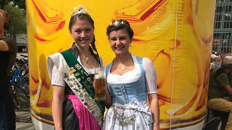 Royaler Besuch: Die Hallertauer Hopfenkönigin Therese Zieglmeier (l.) und die Bayerische Bierkönigin Lena Hochstraßer.
