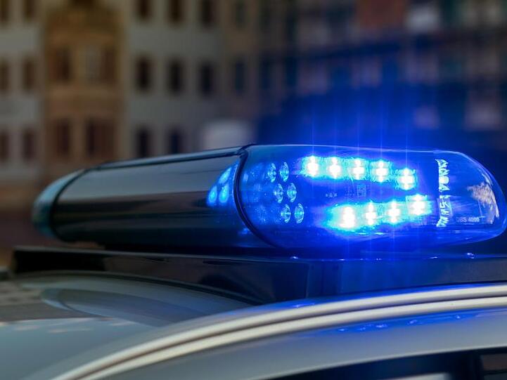 Das Blaulicht auf einem Fahrzeug der Polizei leuchtet. Foto: Monika Skolimowska/zb/dpa/Archivbild