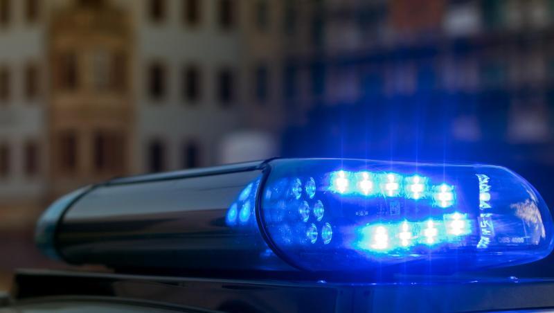 Das Blaulicht auf einem Fahrzeug der Polizei leuchtet. Foto: Monika Skolimowska/zb/dpa/Archivbild Das Blaulicht auf einem Fahrzeug der Polizei leuchtet. Foto: Monika Skolimowska/zb/dpa/Archivbild