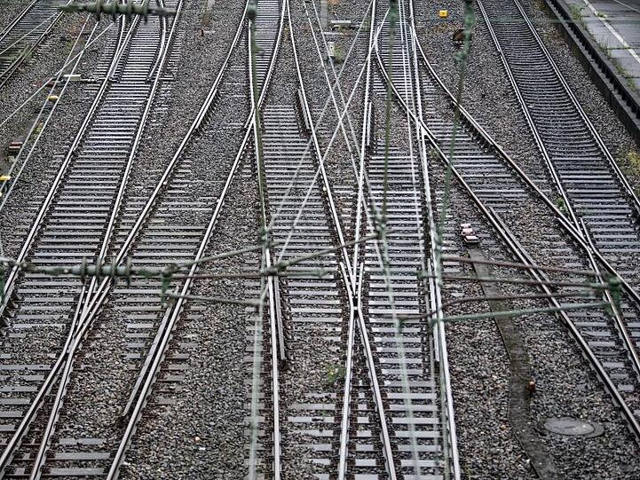 Leere Gleise an einem Bahnhof. Foto: Federico Gambarini/Archiv