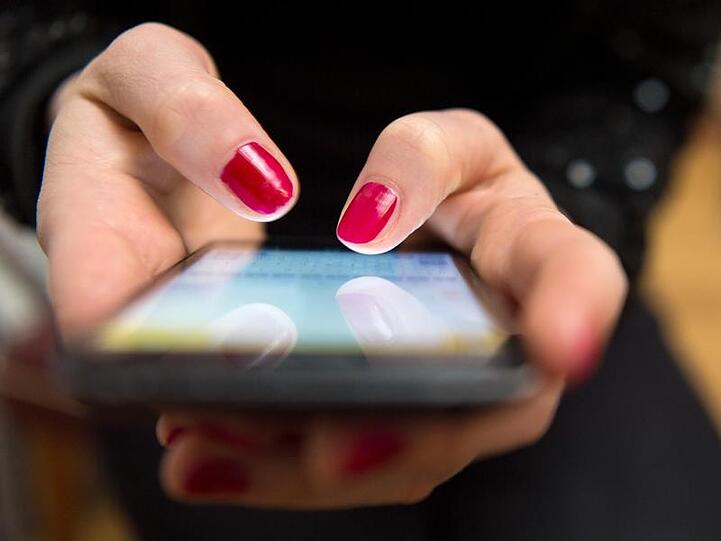 Mit dem SMS-Service will die KVB negative Testergebnisse schneller an Getestete übermitteln. (Symbolbild)