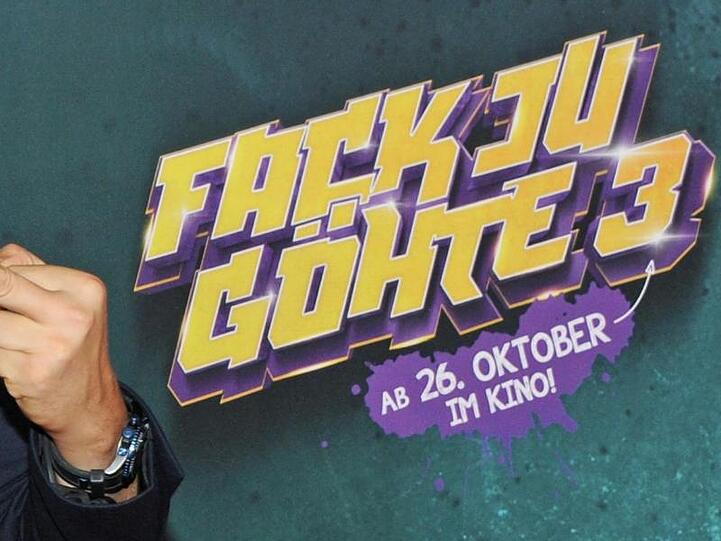 Ein Mann zeigt zur Filmpremiere des Films "Fack ju Göhte 3" vor dem Schriftzug des Filmtitels den Mittelfinger. Foto: Ursula Düren/Archiv
