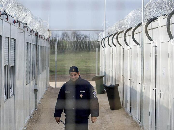 Ein ungarischer Polizist patrouilliert in einer "Transitzone" für Asylsuchende an der Grenze zu Serbien.