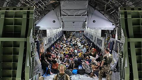 Blick in einen Bundeswehr-Airbus in Taschkent in Usbekistan nach der Ankunft aus Kabul.