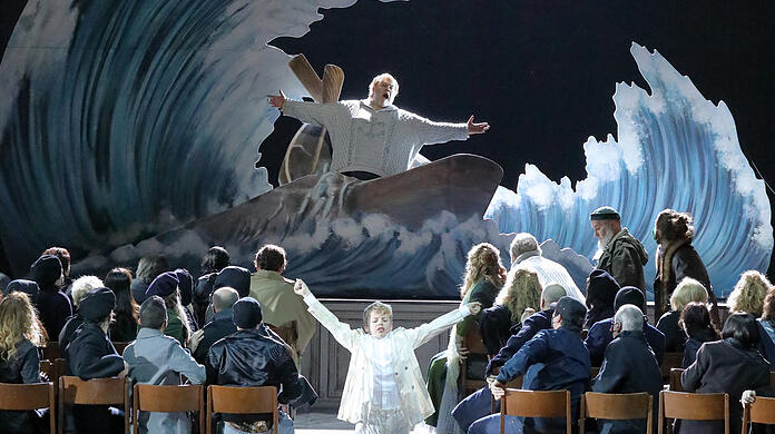 Ein Menschenfischer: Stuart Skelton (Peter Grimes) mit dem Darsteller des Lehrlings in Stefan Herheims Inszenierung.