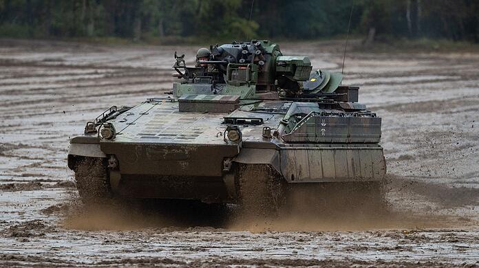 Ein Schützenpanzer der Bundeswehr vom Typ Marder fährt bei einer Informationslehrübung über einen Übungsplatz.