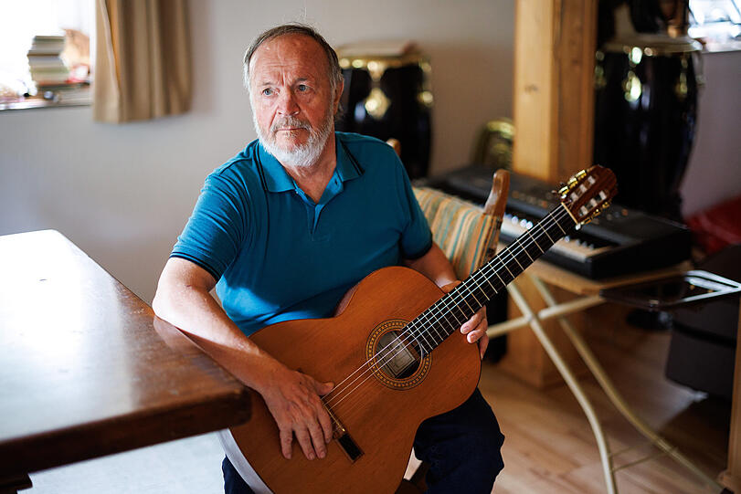 Fredl Fesl im Musikzimmer seines Hauses.