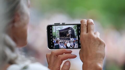 Besucher hielten das Event auf ihren Smartphones fest.