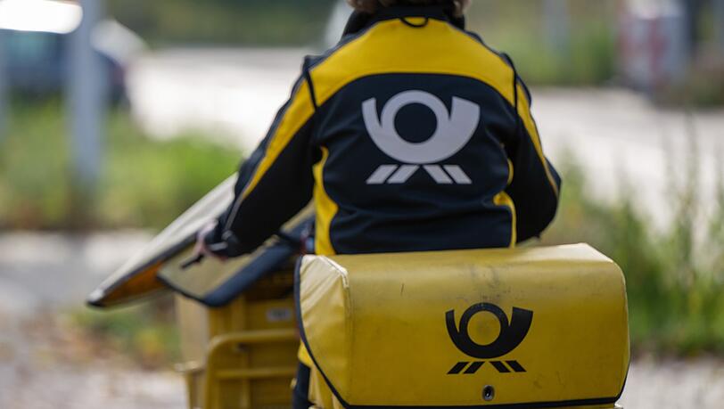 Briefe auf dem Weg zum Briefkasten - es werden immer weniger.