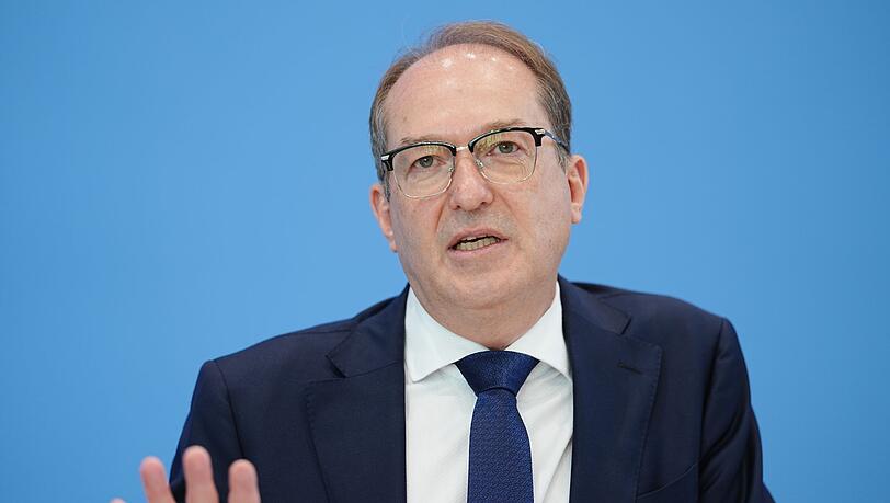 Bundesinnenminister Alexander Dobrindt hatte bereits vor einem Monat bei der Innenministerkonferenz in Hamburg von einer "hohen Bedrohungslage" gesprochen. (Archivbild) Bundesinnenminister Alexander Dobrindt hatte bereits vor einem Monat bei der Innenministerkonferenz in Hamburg von einer "hohen Bedrohungslage" gesprochen. (Archivbild)