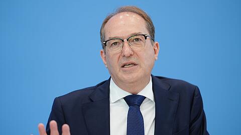 Bundesinnenminister Alexander Dobrindt hatte bereits vor einem Monat bei der Innenministerkonferenz in Hamburg von einer "hohen Bedrohungslage" gesprochen. (Archivbild)
