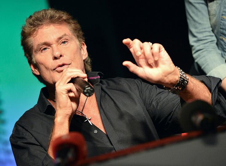 David Hasselhoff sorgte mit seinem Erscheinen für einen wahren Menschenauflauf in Berlin. Weitere Bilder zum Durchklicken.