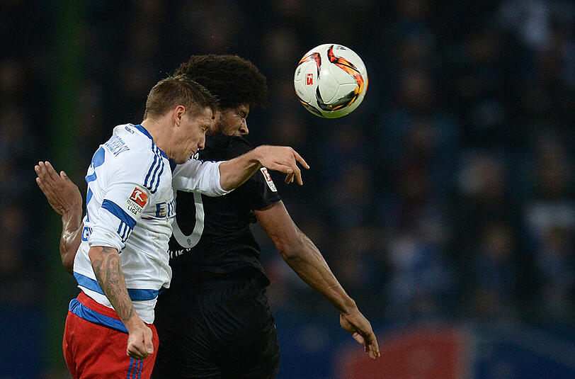 Hamburgs Ivo Ilicevic (l) und Augsburgs Caiuby kämpfen um den Ball.  Der FCA gewinnt beim HSV und feiert ein "sensationelles Jahr".