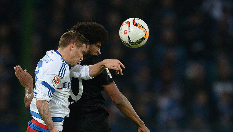 Hamburgs Ivo Ilicevic (l) und Augsburgs Caiuby kämpfen um den Ball. Der FCA gewinnt beim HSV und feiert ein "sensationelles Jahr". Hamburgs Ivo Ilicevic (l) und Augsburgs Caiuby kämpfen um den Ball. Der FCA gewinnt beim HSV und feiert ein "sensationelles Jahr".
